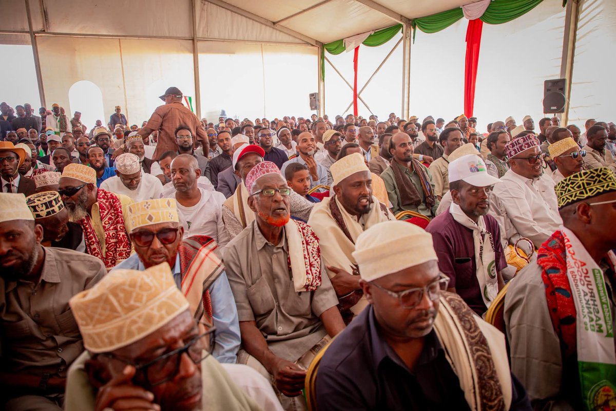 MoLRDSOMALILAND's tweet photo. Somaliland’s Minister of Livestock, Mr. Omer Shuib, has outlined the Qolcadey Valley Project, aimed at boosting rangeland, water harvesting, &amp; livestock feed production.The initiative will strengthen pastoral livelihoods and enhance drought resilience. 🌱🐪 #Qoolcadey #Livestock https://t.co/pBdnoH4p3r