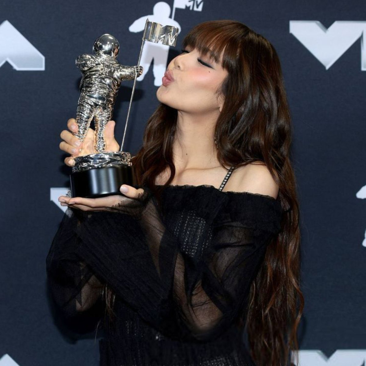 This is Lisa and her biggest crimes:

Having a fat ass
Winning a VMA