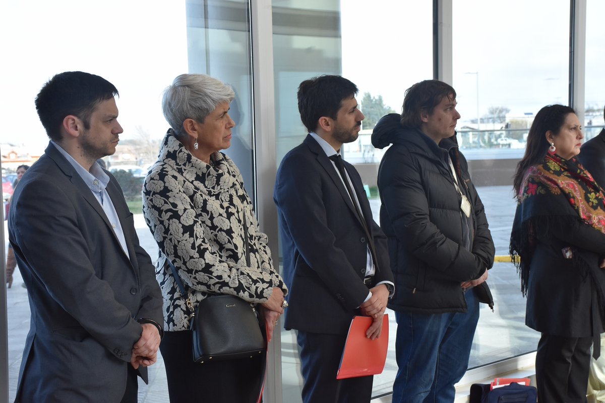 Un emotivo momento de reflexión y memoria se vivió en el <a href="/HCMagallanes/">Hospital Clínico de Magallanes</a>  en torno a la placa recordatoria que honra a funcionarios y exfuncionarias de salud víctimas de violaciones a los Derechos Humanos durante el Golpe y dictadura militar. 🧵1/3