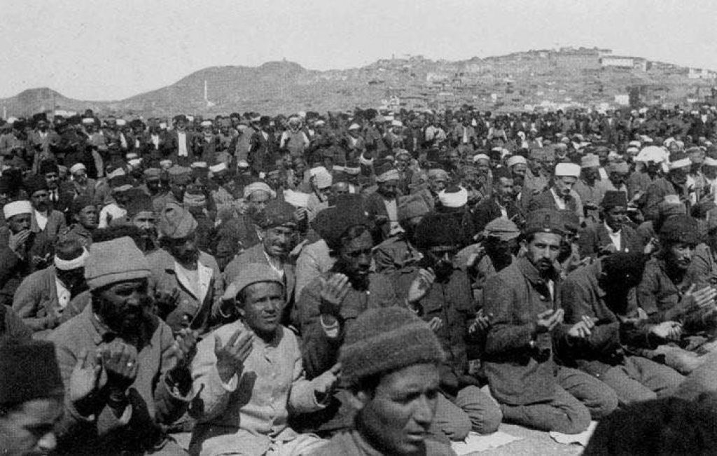 #SakaryaZaferi'nin 104. Yıl Dönümü Kutlu Olsun! (13 Eylül 1921) 🇹🇷 

Başkomutan Gazi Mustafa Kemal Atatürk başta olmak üzere tüm istiklal kahramanlarımızı saygı, rahmet ve minnetle anıyoruz.

Ankara halkı, Sakarya Meydan Muharebesi için Namazgâh Tepe'de dua ederken. (1921)