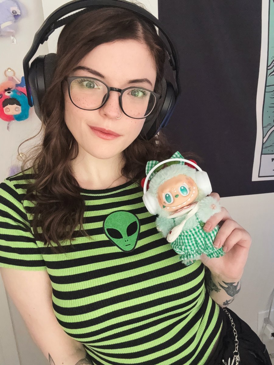 megkaylee's tweet image. Don’t talk to me or my daughter ever again (no seriously, we’re listening to music rn) #LogitechGPartner 

🎧: G522 Lightspeed from @logitechg - I ADORE this headset. It’s super comfy and the aesthetic makes me feel like some kinda cool space DJ. The RGB lighting is awesome!! ✨