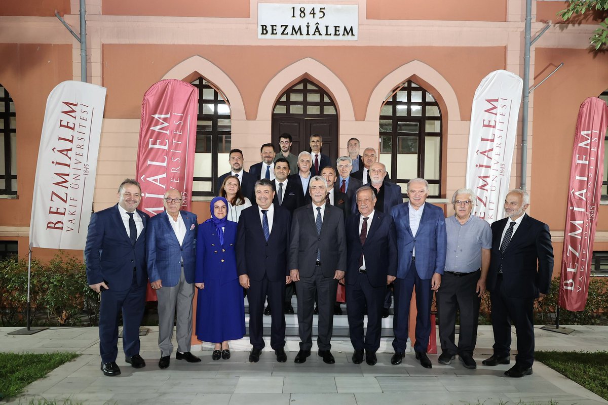 Bezmialem Vakıf Üniversitesi Hastanesi’ni ve Bezmialem Vakfı’nı ziyaret ederek, köklü bir hayır geleneğinin bugün de ilim, şifa ve hizmetle nasıl yaşatıldığını yakından müşahede ettik.

Değerli akademisyenlerimizle verimli görüşmeler gerçekleştirdik, fedakâr sağlık
