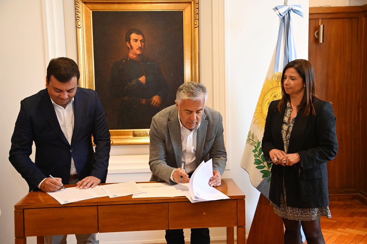 alfredocornejo's tweet photo. Firmamos con la Municipalidad de Las Heras un acuerdo de financiamiento para obras que mejorarán la infraestructura urbana y vial del departamento. Los proyectos incluyen asfaltado en el casco céntrico, reparación de losas de hormigón y trabajos en Uspallata, una zona con gran potencial en la que estamos poniendo el foco para potenciar el desarrollo comercial y turístico.

La gestión articulada entre Provincia y Municipio nos permiten dar todos los días un paso adelante.
