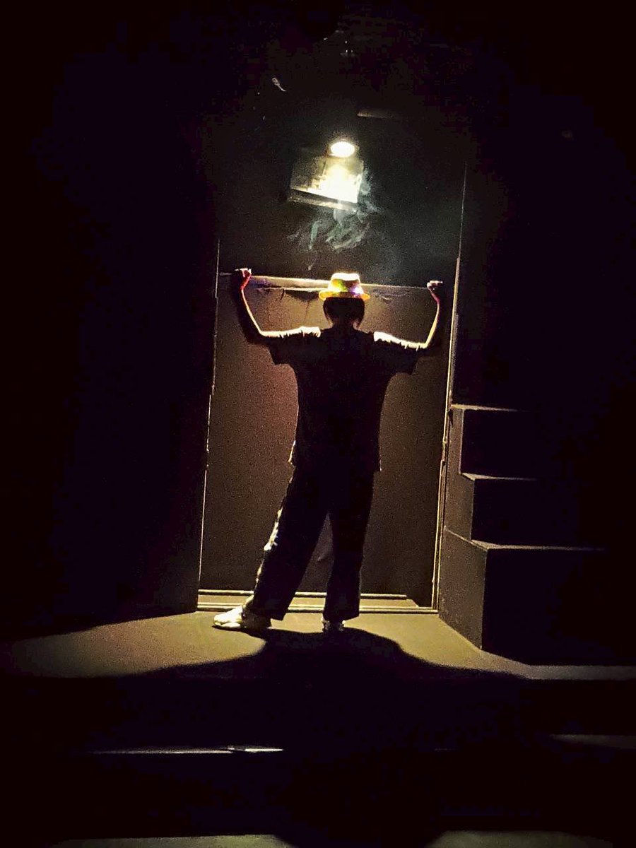 おはようございます🌞
昨日は小さな王子の冒険日記の
お稽古でした！

決して、
ボディビル大会ではございません💪

そしてこの帽子
ただの帽子じゃありません笑
気になるだろおぉ？？笑

9/27.28
両日共13:00/18:00公演です🌟
来てねー！！👀

🫧あおい窓口🫧
quartet-online.net/ticket/omouji2…