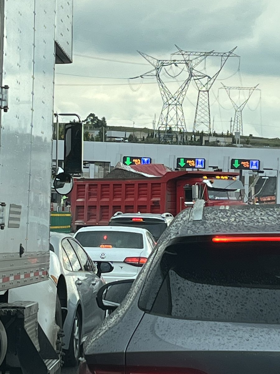 LuisReynosoN's tweet photo. Brillantes @Edomex y #coconal en puente en la caseta de la Hortaliza permitiendo estas pendejadas https://t.co/jfz56VEA0K