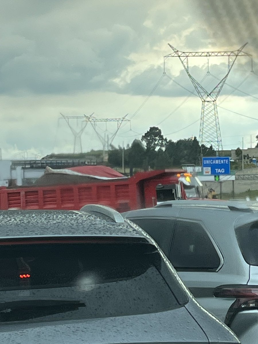 LuisReynosoN's tweet photo. Brillantes @Edomex y #coconal en puente en la caseta de la Hortaliza permitiendo estas pendejadas https://t.co/jfz56VEA0K