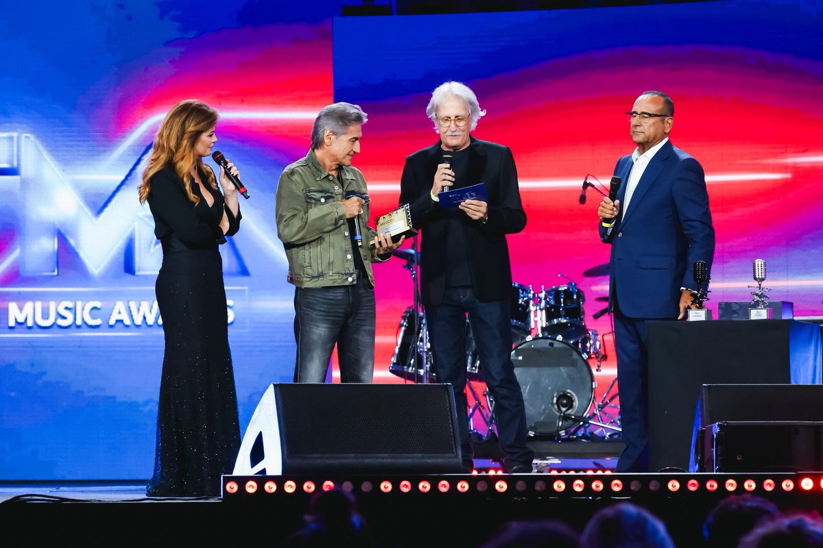 MUSIC AWARDS tweet media