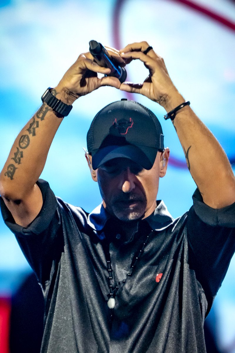 MUSIC AWARDS tweet media