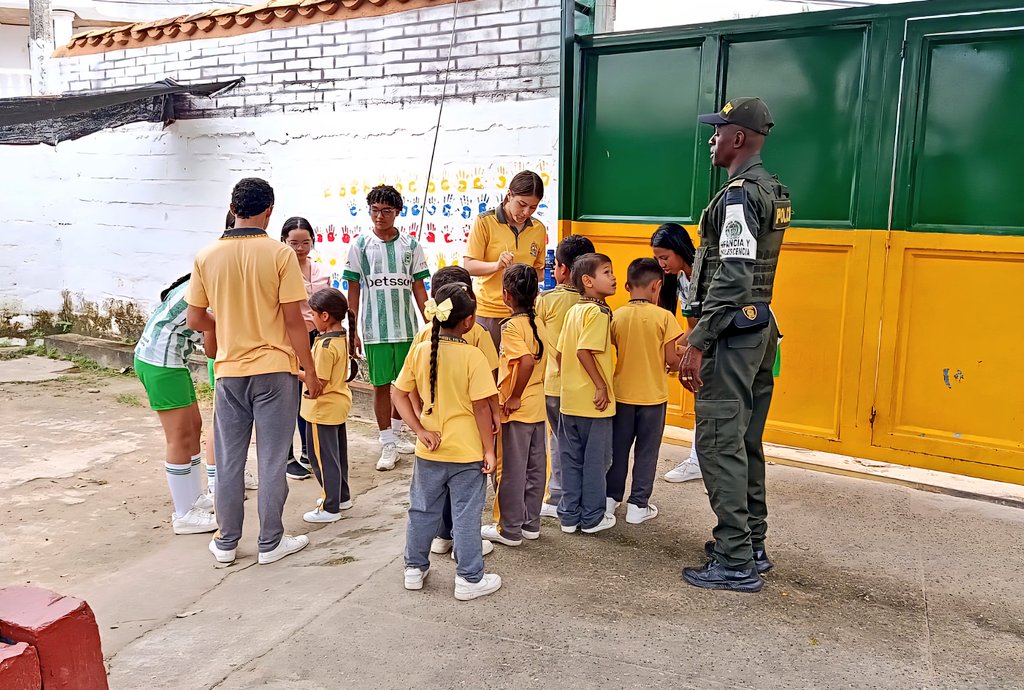 PoliciaDECOR's tweet photo. 🎨✨ ¡𝗗𝗲𝗷𝗮𝗺𝗼𝘀 𝗻𝘂𝗲𝘀𝘁𝗿𝗮 𝗵𝘂𝗲𝗹𝗹𝗮 𝗽𝗼𝗿 𝗹𝗮 𝗽𝗮𝘇! ✨🎨

#PlanetaRica | Con nuestras unidades de @ProteccionPonal a la Infancia y Adolescencia, estuvimos presentes en el Colegio Diocesano Juan Pablo II, en el marco de la Semana de la Paz, con la actividad simbólica "𝗔𝗽𝗼𝗿𝘁𝗮 𝘁𝘂 𝗛𝘂𝗲𝗹𝗹𝗮".

Junto a estudiantes y docentes, reforzamos mensajes de convivencia, respeto y prevención, construyendo juntos entornos seguros y armónicos. #SegurosCercanosYPresentes