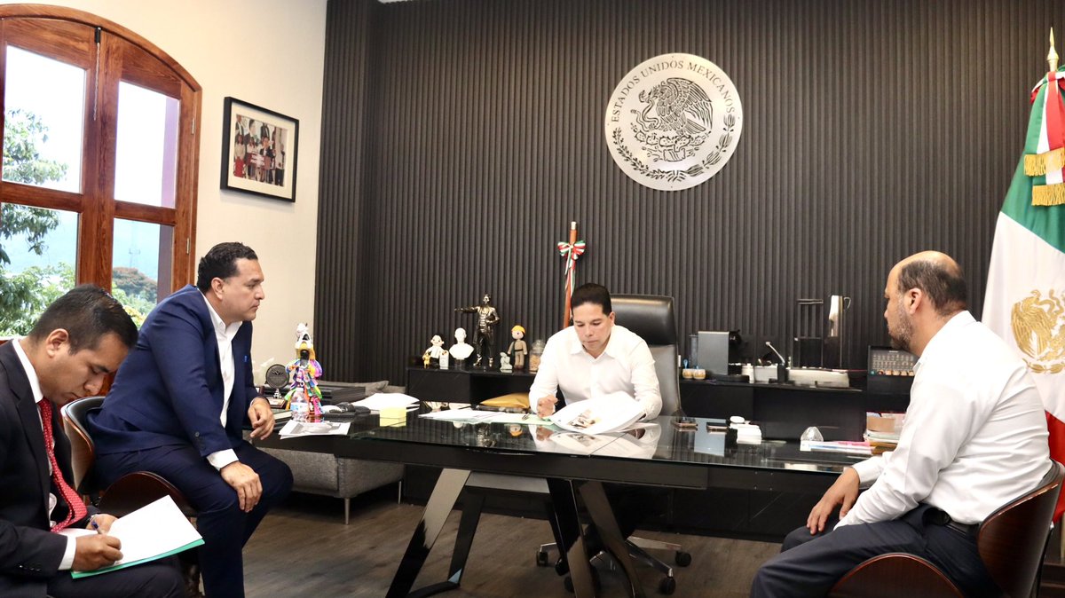JC_GMarquez's tweet photo. TRABAJO COORDINADO CON LA COMISIÓN FEDERAL DE ELECTRICIDAD (CFE)

Esta tarde recibí a directivos de la @CFEmx, Delegación Oaxaca, encabezados por el Superintendente de Zona, Ing. Erick Sumano Palacios.
Sostuvimos un diálogo productivo sobre los trabajos que se han realizado durante esta administración y acordamos dar continuidad a las acciones necesarias para llevar energía eléctrica a las zonas que aún carecen de este servicio.

Reafirmamos nuestro compromiso con la #JusticiaEnergética para construir un futuro con #HonestidadTransformaciónBienestar.
