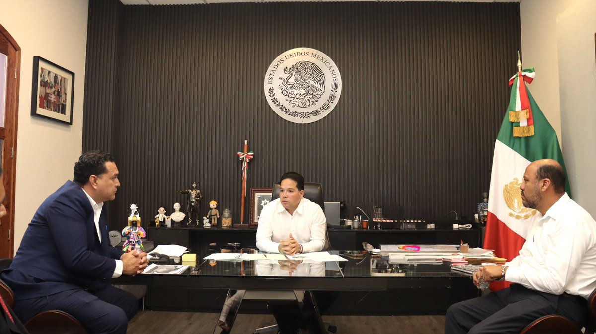 JC_GMarquez's tweet photo. TRABAJO COORDINADO CON LA COMISIÓN FEDERAL DE ELECTRICIDAD (CFE)

Esta tarde recibí a directivos de la @CFEmx, Delegación Oaxaca, encabezados por el Superintendente de Zona, Ing. Erick Sumano Palacios.
Sostuvimos un diálogo productivo sobre los trabajos que se han realizado durante esta administración y acordamos dar continuidad a las acciones necesarias para llevar energía eléctrica a las zonas que aún carecen de este servicio.

Reafirmamos nuestro compromiso con la #JusticiaEnergética para construir un futuro con #HonestidadTransformaciónBienestar.