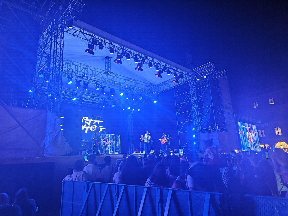 SantoriniMd's tweet image. Quién diría que llegaría a Salamanca justo cuando mi artista favorita de parte del 2023, 2024 y 2025 cantaría en un concierto por las fiestas de esta hermosa ciudad, que honor poder ver a Marta Santos en concierto. Soy el más feliz del mundo 😍🌍