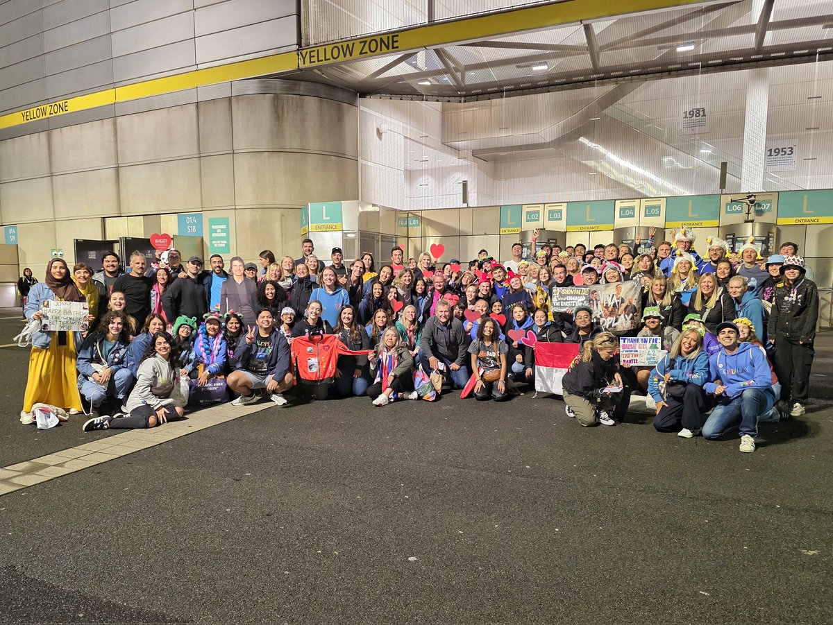 Final Group Photo Night 10 🌑

ONE BIG BAND. #ColdplayWembley