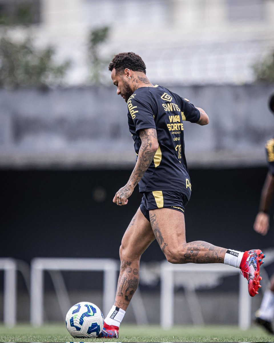 EmpNeymar's tweet photo. CONFIRMADO 🚨

Santos confirma Neymar em jogo na grama sintética da Arena MRV, contra o Atlético-MG.

Mesmo sendo um ferrenho crítico dos gramados sintéticos, o craque será titular do Peixe na partida deste domingo.

- | Via @geglobo
