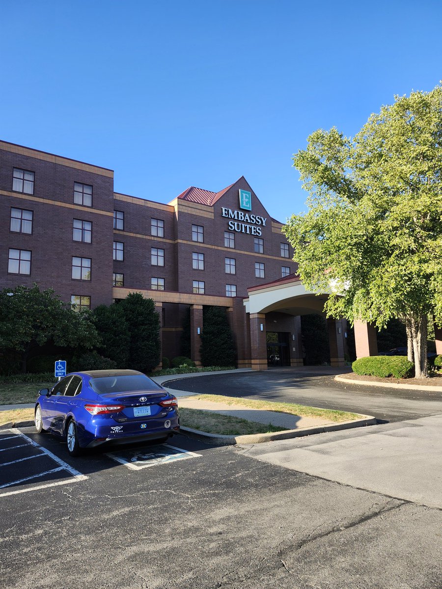 UPIKEFOOTBALL's tweet image. There’s only one way to travel First Class.

🚌 Gold Shield Transportation for the ride
🏨 Embassy Suites for the stay

Because we invest in our Bears.
How does your team travel? #GoBears #FirstClass #BearRaid