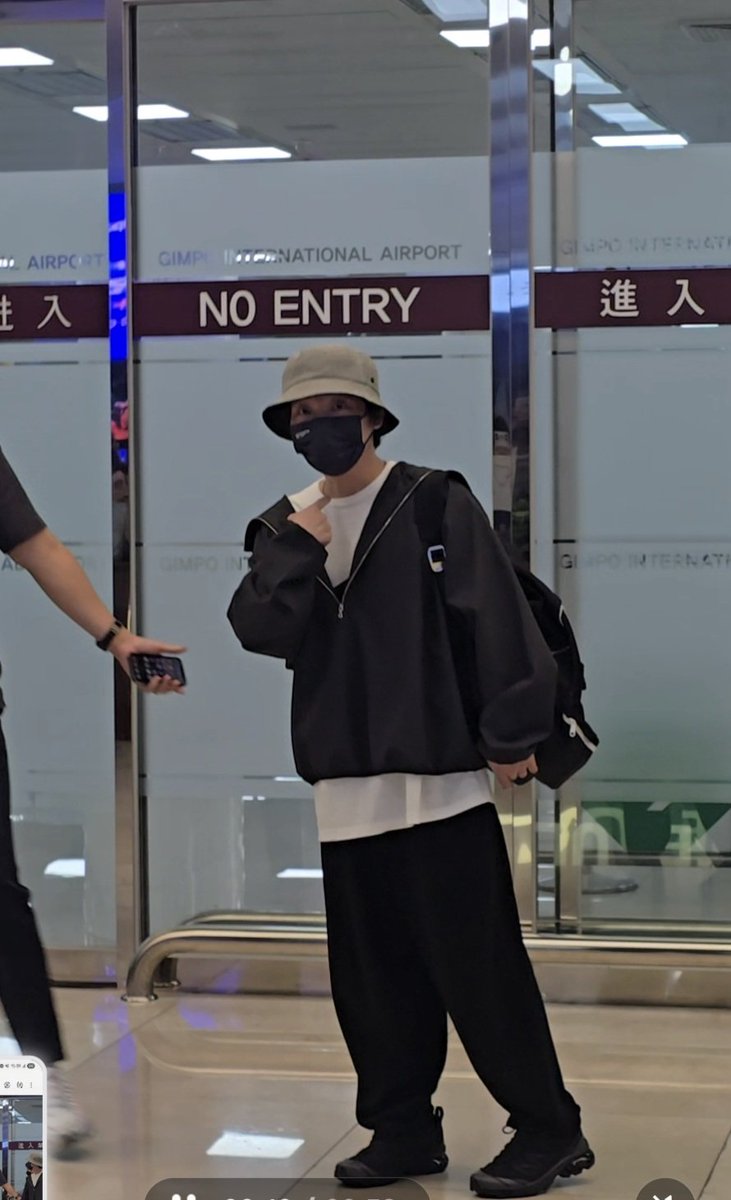 어제 기다리며 현장에 계시던 
겐모다치와 이런 대화를 나눔
나: 겐상, 저 진입금지(No entry) 보다 클까요?
겐모다치: 그것보다 크지 않을까요?

정답은...!