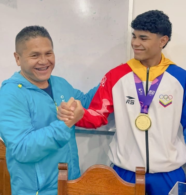 Garry_Blanco's tweet image. Nuestro Alcalde @alexandermirele obsequio al Campeón Panamericano de #KarateDo Jesús Alexander Castro la estatua del mango, símbolo de nuestra querida #SanCarlos apoyando el Deporte en todos los ámbitos
#VamosVamosCojedes
@albertogalindez 
@Alc_SanCarlos 
@ClaroyRaspao3