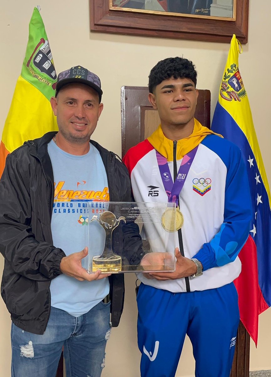 Garry_Blanco's tweet image. Nuestro Alcalde @alexandermirele obsequio al Campeón Panamericano de #KarateDo Jesús Alexander Castro la estatua del mango, símbolo de nuestra querida #SanCarlos apoyando el Deporte en todos los ámbitos
#VamosVamosCojedes
@albertogalindez 
@Alc_SanCarlos 
@ClaroyRaspao3