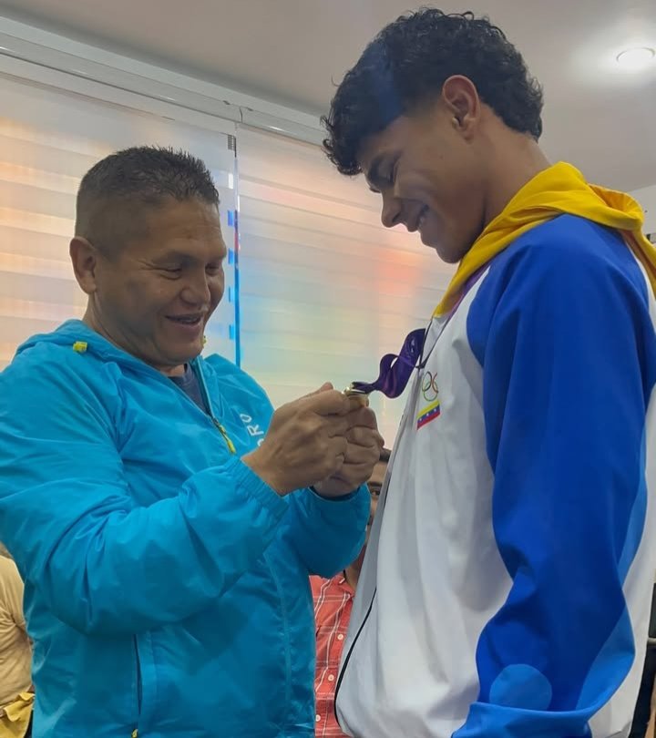 Garry_Blanco's tweet image. Nuestro Alcalde @alexandermirele obsequio al Campeón Panamericano de #KarateDo Jesús Alexander Castro la estatua del mango, símbolo de nuestra querida #SanCarlos apoyando el Deporte en todos los ámbitos
#VamosVamosCojedes
@albertogalindez 
@Alc_SanCarlos 
@ClaroyRaspao3