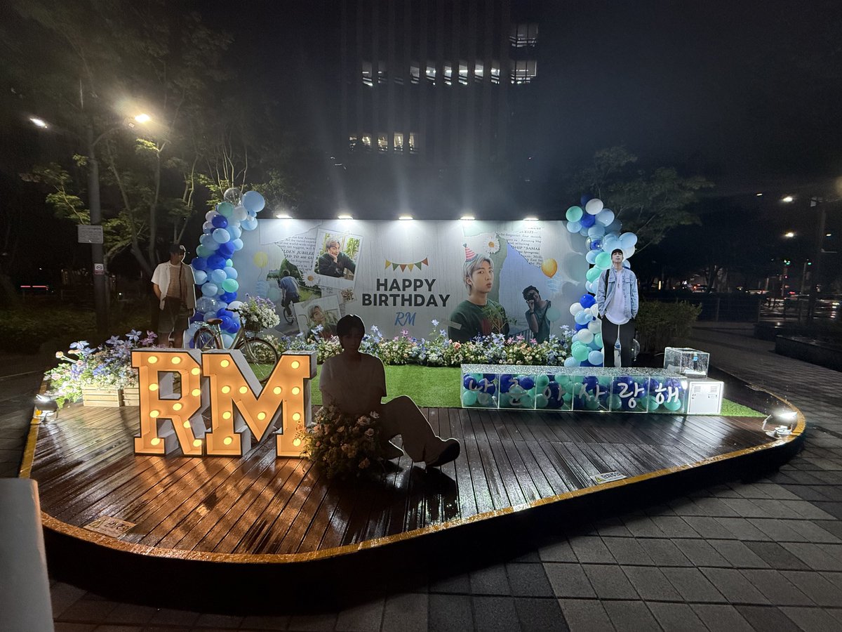 RM JAPAN FANBASE (@teamrm_jp) on Twitter photo おはようございます。
HYBEそばのフォトブースついては9月14日
まで設置されています💙
沢山の方が訪れているとお聞きしており
その為ナムジュンさんに宛てるお手紙📝が
一時的に足りなくなる場合がある為
念のため、ご持頂くことをお薦めします💌
共同企画🇰🇷チームより頂きました昨日夜の様子
です。 おはようございます。
HYBEそばのフォトブースついては9月14日
まで設置されています💙
沢山の方が訪れているとお聞きしており
その為ナムジュンさんに宛てるお手紙📝が
一時的に足りなくなる場合がある為
念のため、ご持頂くことをお薦めします💌
共同企画🇰🇷チームより頂きました昨日夜の様子
です。
