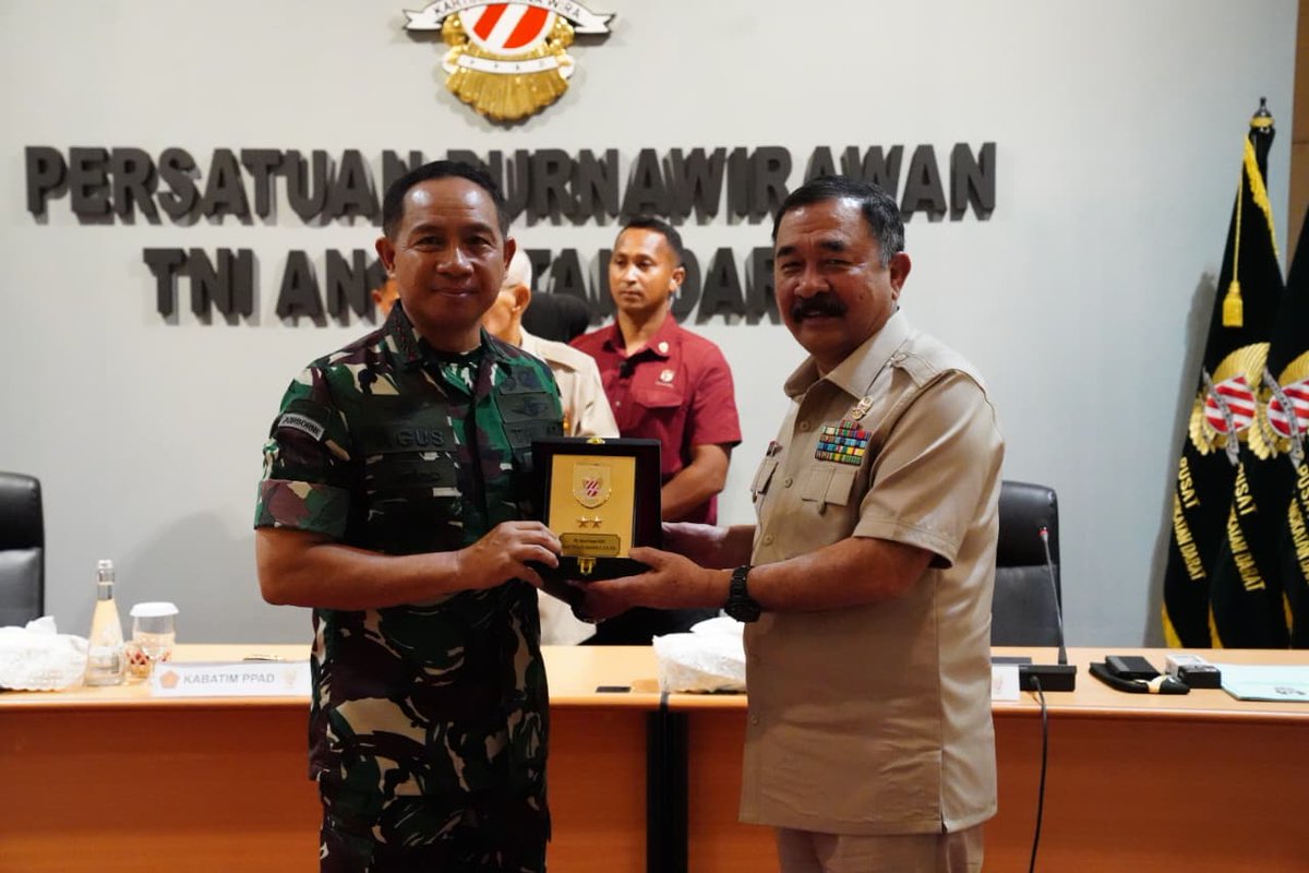 Puspen_TNI's tweet photo. Panglima TNI Jenderal TNI Agus Subiyanto bersilaturahmi dengan Ketua BPP PPAD Jenderal (Purn) Try Sutrisno. Pertemuan hangat ini pererat hubungan TNI aktif dan purnawirawan demi kejayaan TNI dan Indonesia yang maju dan sejahtera.

#TNIPrima #PPAD #silaturahmi https://t.co/vQGOd1bxsk