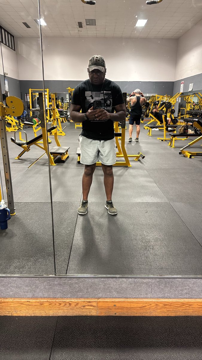 RobIsRandomAF's tweet image. Getting in my last workout before tomorrow’s festivities!!! #BdayLoading