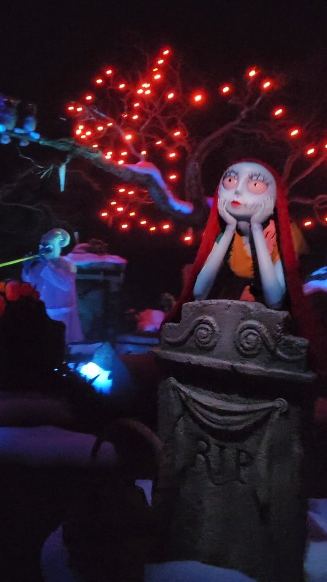 GeekDave's tweet photo. Haunted Mansion Holiday 👻 https://t.co/qVXv9hcqV9
