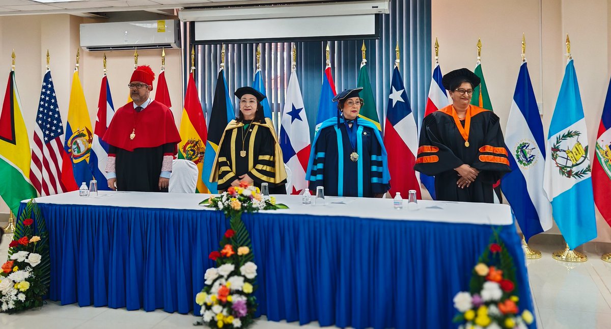 nicoterrerosb's tweet photo. 🎓✨ Orgullo total en la Facultad de Biosciencias y Salud Pública de la UDELAS. 

Como rectora, celebro a cada graduado que hoy inicia una nueva etapa con la misión de cuidar la salud y transformar vidas. 💙🩺

¡El mundo los espera como agentes de cambio! 🌎 #UDELAS #Graduación #OrgulloUdelista