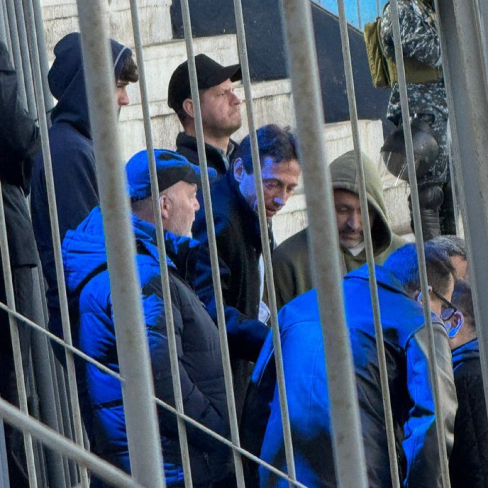 Es realmente DIFÍCIL analizar los partidos de San Lorenzo con el desastre dirigencial que somos. 

No me gusta perder ni a la bolita con Racing pero la verdad tenemos problemas mucho mayores.  

Lo único que espero es que no pueda pisar una cancha más para ver al Ciclón