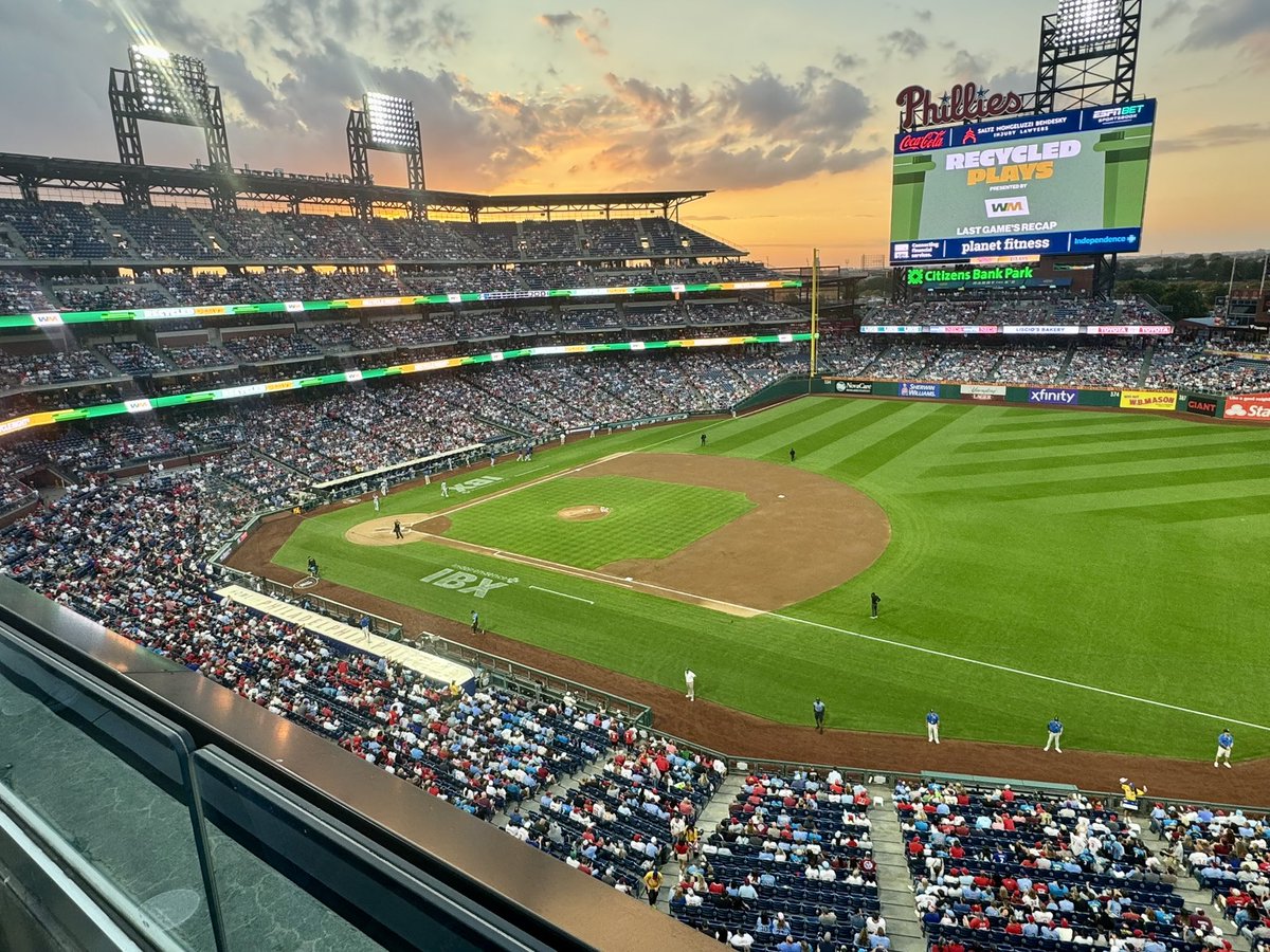 DelValleyPod's tweet image. Always sunny at the Bank #RingTheBell