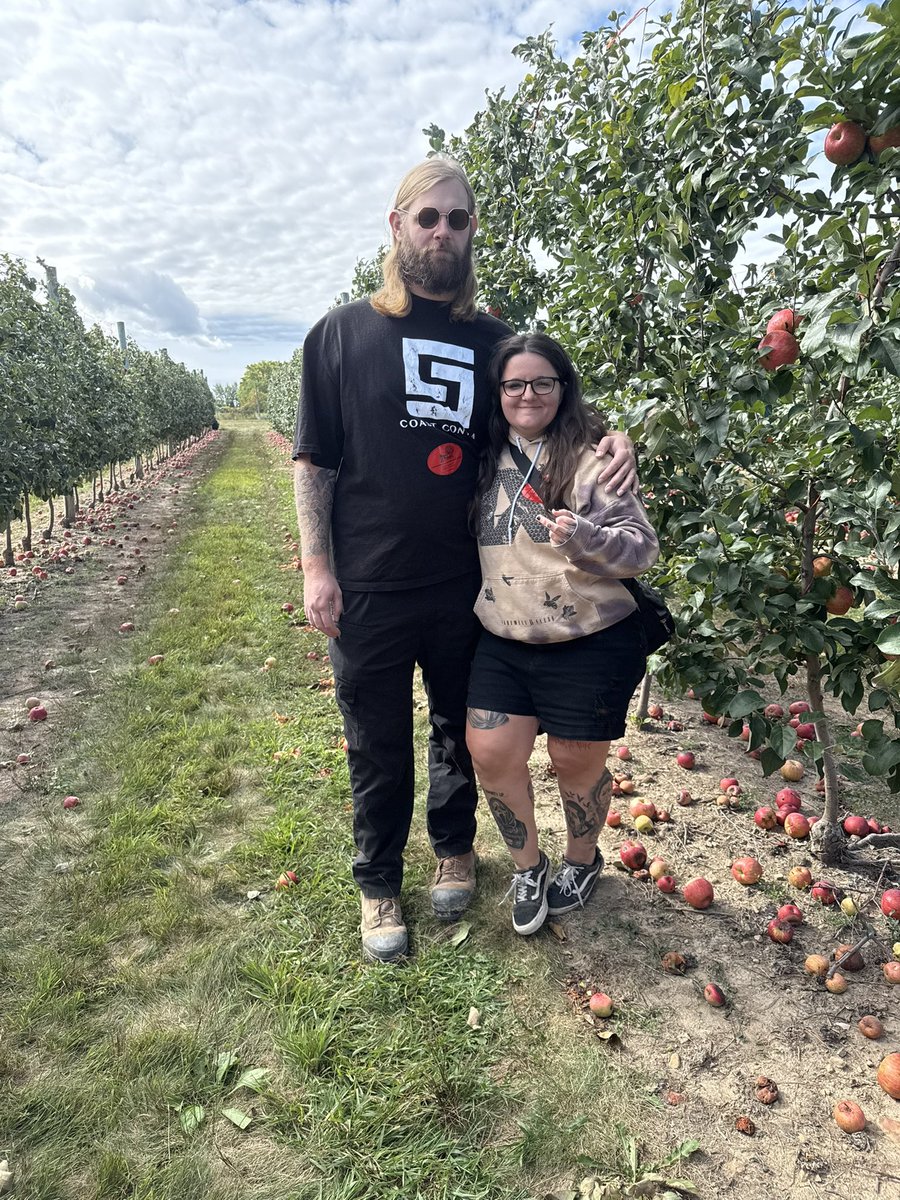 supppmama's tweet photo. fall things with my favorite humans 🥹🍁👻🎃🍎 https://t.co/56xNq0AChv