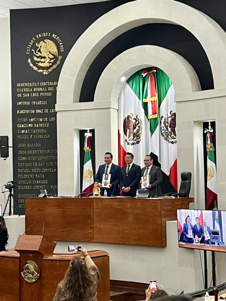 El Comisionado Presidente de la #CEGAIP, José Gerardo Navarro Alviso, asistió al Informe de Actividades 2024–2025 del Congreso del Estado, LXIV Legislatura, presidido por el Dip. Cuauhtli Badillo Moreno.

📢 Compromiso con la #Transparencia y la #RendiciónDeCuentas en SLP.