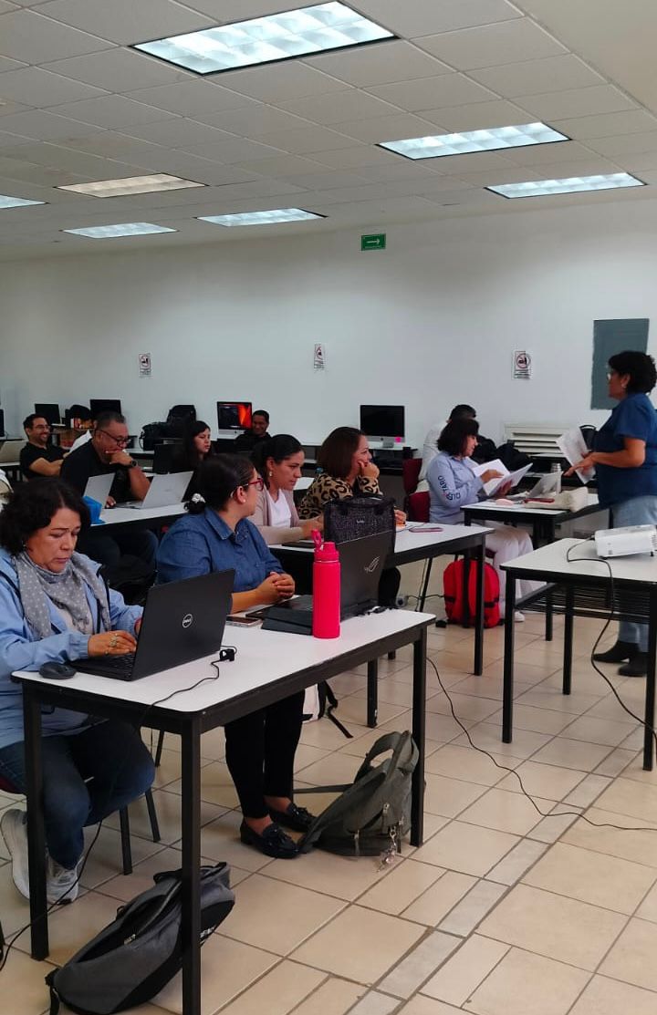 CECYTEQueretaro's tweet image. ¡Docentes innovadores! 🚀 35 docentes del #CECyTEQ participaron en curso-taller sobre #CloudLabs, plataforma de aprendizaje virtual con laboratorios simulados e interactivos 📚💻. #EducaciónInnovadora #OrgulloCECyTEQ