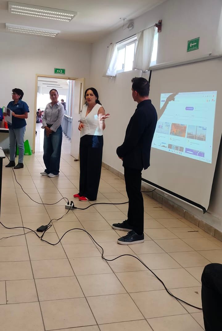 CECYTEQueretaro's tweet image. ¡Docentes innovadores! 🚀 35 docentes del #CECyTEQ participaron en curso-taller sobre #CloudLabs, plataforma de aprendizaje virtual con laboratorios simulados e interactivos 📚💻. #EducaciónInnovadora #OrgulloCECyTEQ