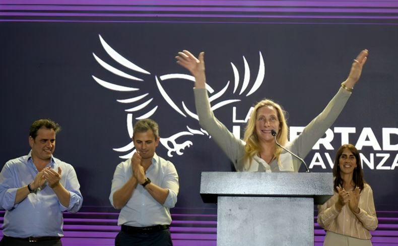 SegundoUrbanoII's tweet image. Javier querido el orden era:
✅ DIOS &amp;gt; PATRIA &amp;gt; FAMILIA
Y no ❌ DIOS &amp;gt; FAMILIA &amp;gt; PATRIA 👎

Guarda un rato a Karina que tiene la peor imagen negativa de todo el movimiento