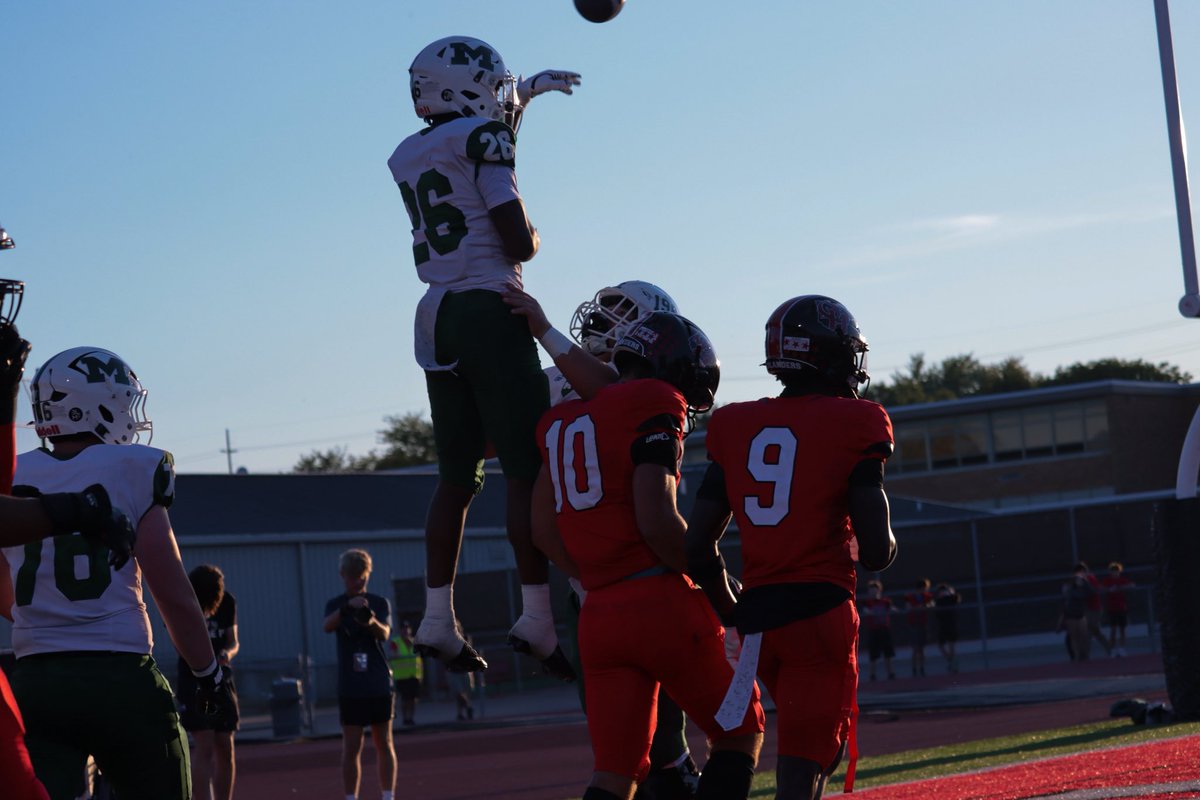 TOUCDHOWN BRANDON BIRDSONG

The Comets QB takes the 12 yard run in for 6

🏈Mason 7 Oak Hills 0
📺| @wearembc