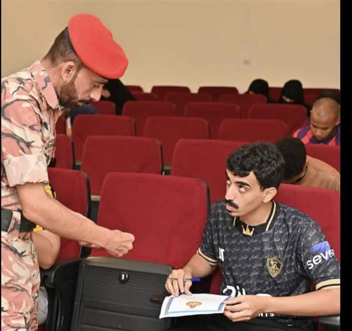 طالب عماني يتقدّم للالتحاق بشرطة عمان مرتديًا قميص نادي الزمالك. ❤️