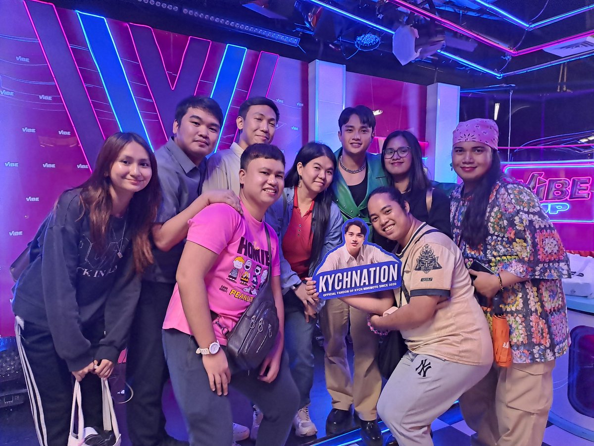xandz34's tweet photo. Vibe UP to Vibe Nights with Kych ✌️💙😍 Kychnation is here!!! 💜
#VibeTV5 #VibePH #VibeUp  #tv5 #liveaudience #bethevibe #kychnation #kychminemoto #vibejockKych #vibenights #taping 
📷 Sept 9 2025 @vibephtv @Kychnation__ @KychMinemoto_ https://t.co/wUg9sxizrx