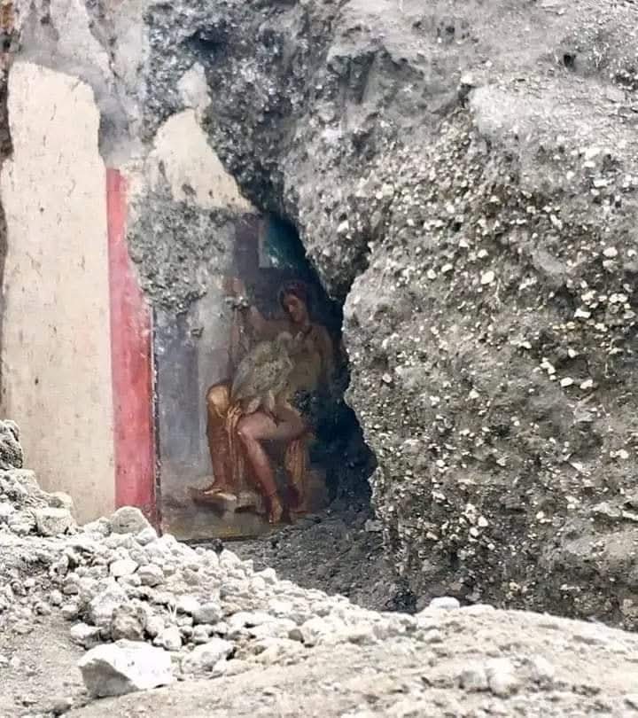 redhistoria's tweet image. La imagen que revolucionó el mundo arqueológico en 2018. Pompeya inauguró la Regio V, la zona donde muchos sabían que les aguardaban hallazgos especiales.

La imagen mostrada es una de las primeras publicadas del mito griego Leda y el cisne. El relato narra cómo Zeus se…