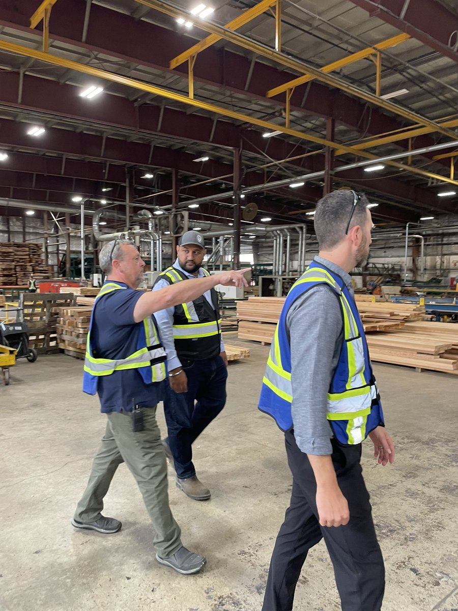 rparmar_BC's tweet photo. PowerWood, cedar supplier based in Agassiz.
Here’s another producer of high value #BCWood products. The type of manufacturer who gives BC its global reputation as the leader in value-added.
This is an operation defined by opportunity, to continue leading BC.
#ForestryBC https://t.co/WtYjpqAvX4