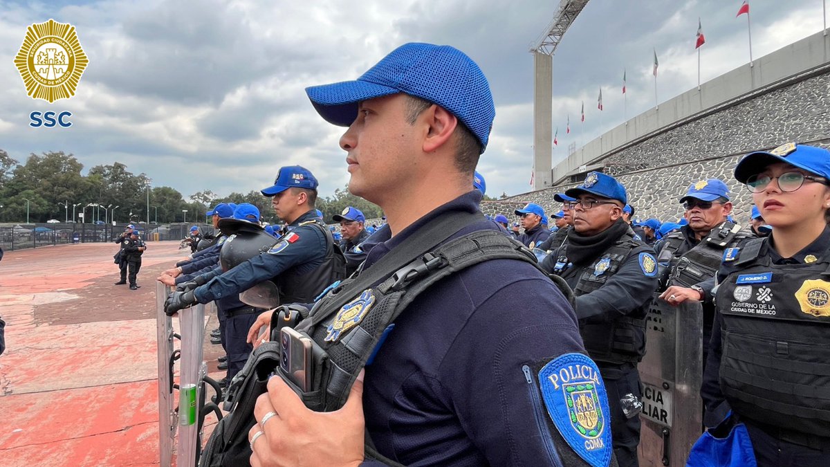 SSC_CDMX's tweet photo. #BoletínSSC | #OPERATIVO | #EventosMasivos | Con motivo del encuentro de futbol americano entre los equipos #PumasCU y #Borregos del ITESM Estado de México, la #SSC de la Ciudad de México, desplegará un total de 552 policías en del #EstadioOlímpico Universitario, en la @Alcaldia_Coy, con el objetivo de resguardar la integridad física y patrimonial de los asistentes.

Durante el partido, que iniciará a las 19:00 horas de este viernes 12 de septiembre y que forma parte de la Organización Nacional Estudiantil de Futbol Americano (@OnefaOficial), 232 efectivos de las Subsecretarías de Operación Policial y Control de #Tránsito estarán apoyados con 20 vehículos oficiales, dos motocicletas, asimismo, un helicóptero de la Dirección General de Servicios Aéreos #Cóndores realizará sobrevuelos de supervisión y prevención durante el encuentro.

Por su parte, los oficiales de la Subsecretaría de Control de #Tránsito realizarán labores de vialidad en la zona para garantizar la movilidad de los automovilistas y las demás personas que transiten por las inmediaciones del inmueble deportivo. https://t.co/uHlTa5peFt