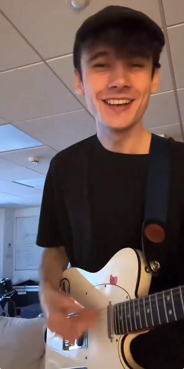 SilLyBillybur's tweet photo. HES SO HAPPY OMG 😭 https://t.co/Ltg1ZofIMF