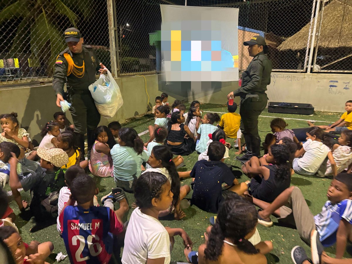 PoliciaDECOR's tweet photo. 🎬 🍿 Con nuestros uniformados de @CarabinerosCol, llevamos a cabo una exitosa jornada de "𝗖𝗶𝗻𝗲 𝗮𝗹 𝗖𝗮𝗺𝗽𝗼" en el corregimiento de La Doctrina, municipio de #Lorica.

La actividad se enmarca dentro de la estrategia de Segmentos de Protección Ganadera, cuyo objetivo es acercarnos a la comunidad rural, fortalecer los lazos de confianza y brindar herramientas de autoprotección y seguridad para su sustento económico. #SegurosCercanosYPresentes