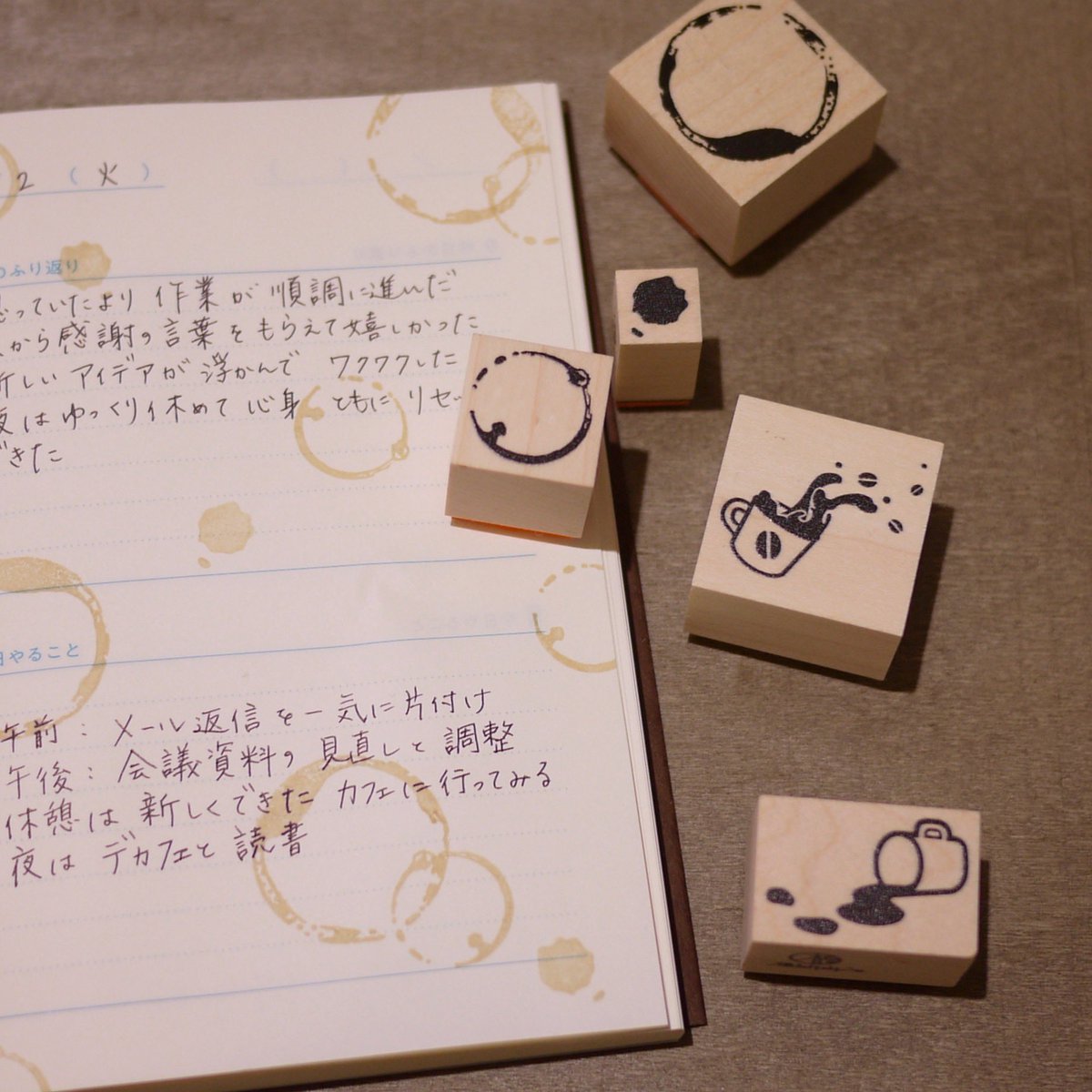 tadanoyamamoto's tweet image. #文具女子博popupin梅田2025
本日4日目♪

昨日も福わけはんこへ
お立ち寄りくださった皆さま
ありがとうございました😊
　
さて、先日いただいたノートに
『輪じみはんこ』を押してみました☕️
コーヒーの輪じみ風の柄が
手帳デコにもぴったりです♪

#福わけはんこ 【No.31】
のぞいてださいね🥳