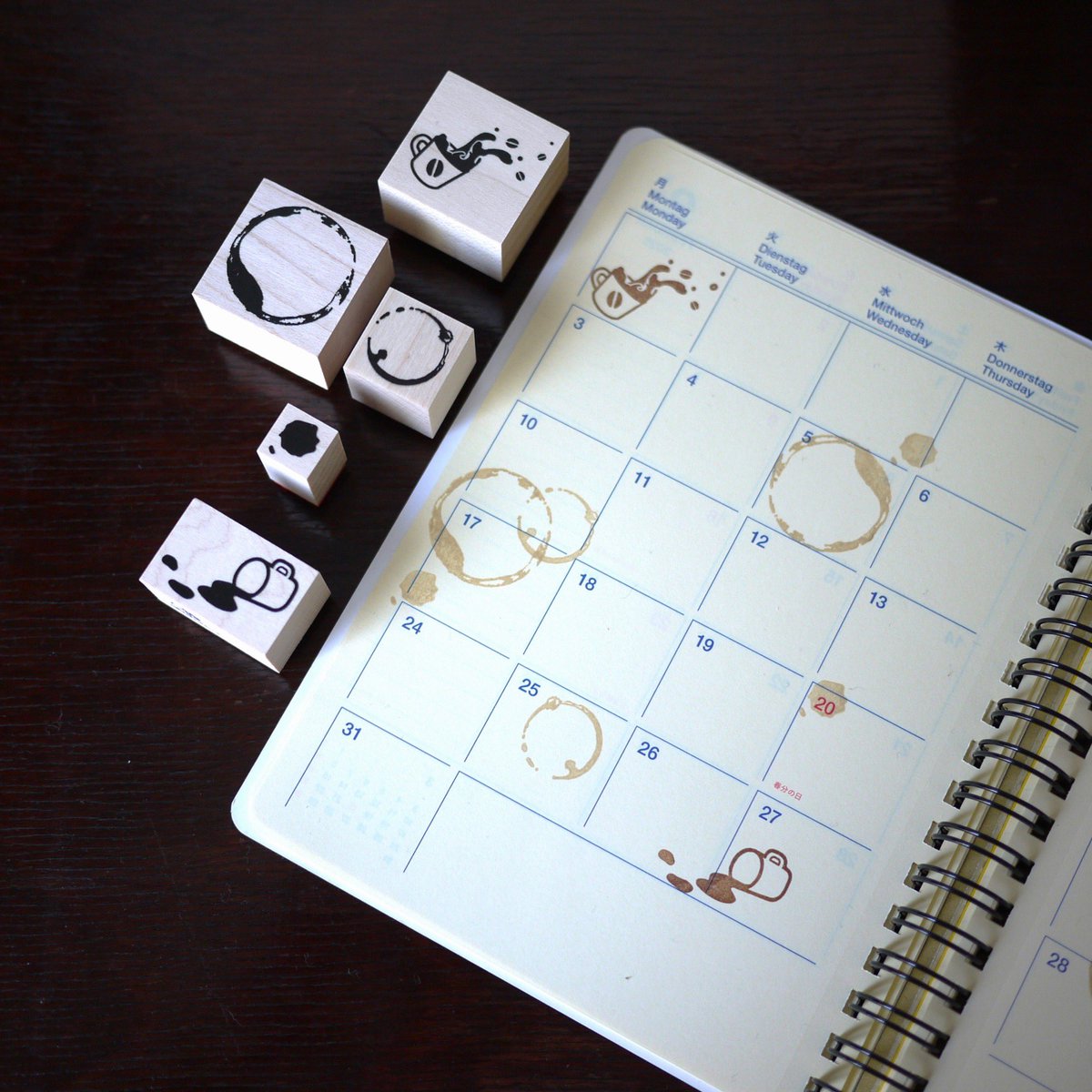 tadanoyamamoto's tweet image. #文具女子博popupin梅田2025
本日4日目♪

昨日も福わけはんこへ
お立ち寄りくださった皆さま
ありがとうございました😊
　
さて、先日いただいたノートに
『輪じみはんこ』を押してみました☕️
コーヒーの輪じみ風の柄が
手帳デコにもぴったりです♪

#福わけはんこ 【No.31】
のぞいてださいね🥳