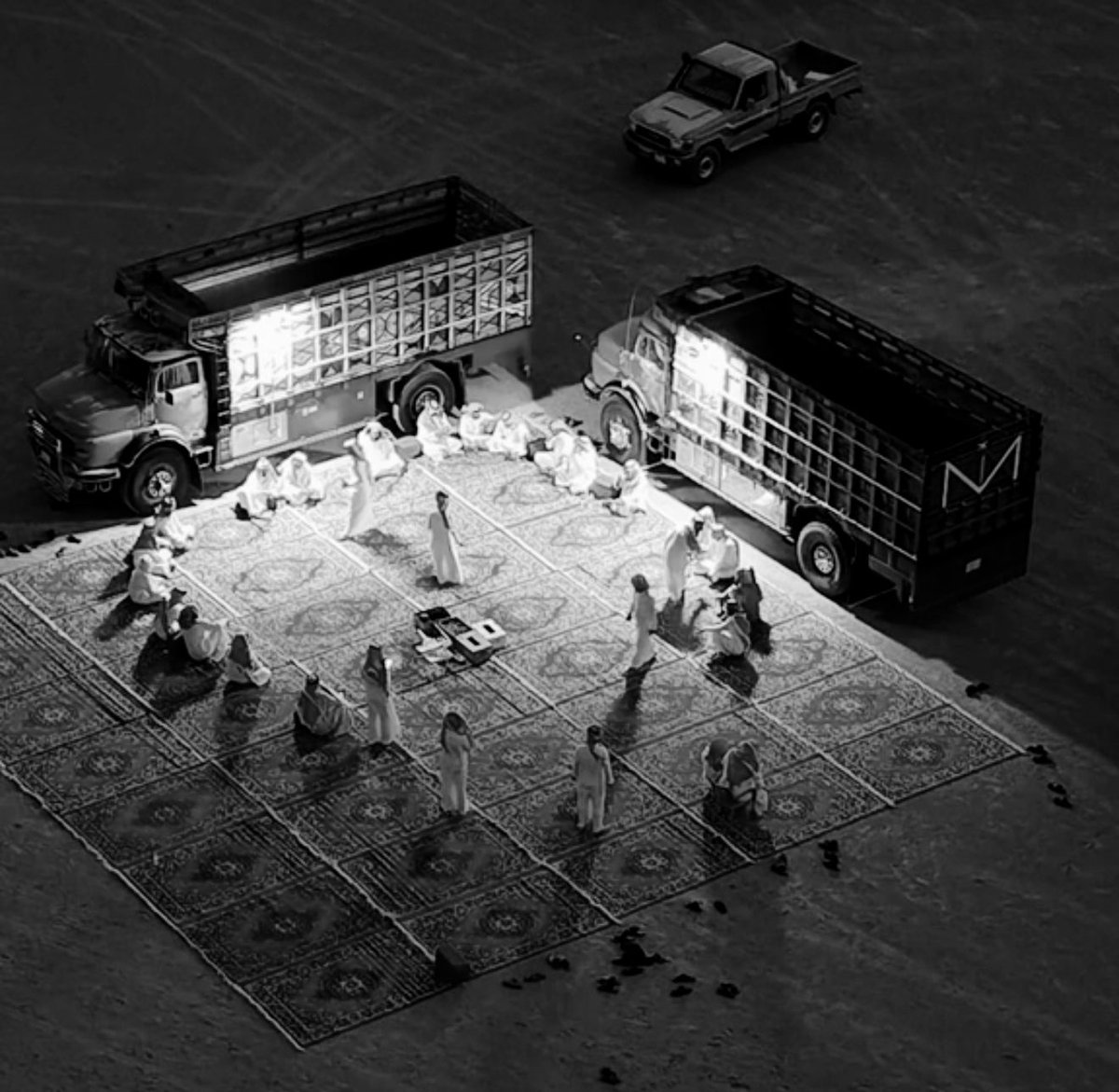 خلك مع اللي للسماء شبحهم شبح
اهل الوفا والطيب واهل الصدارة