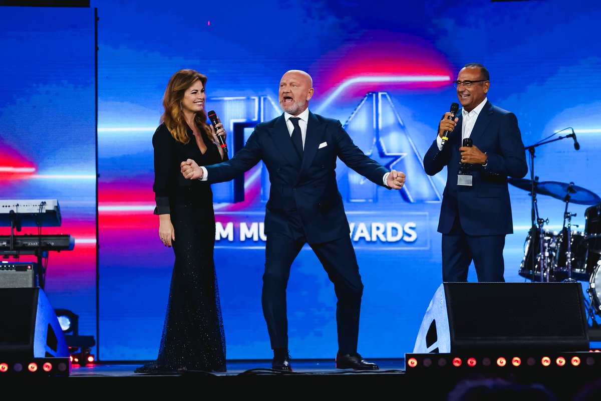 MUSIC AWARDS tweet media