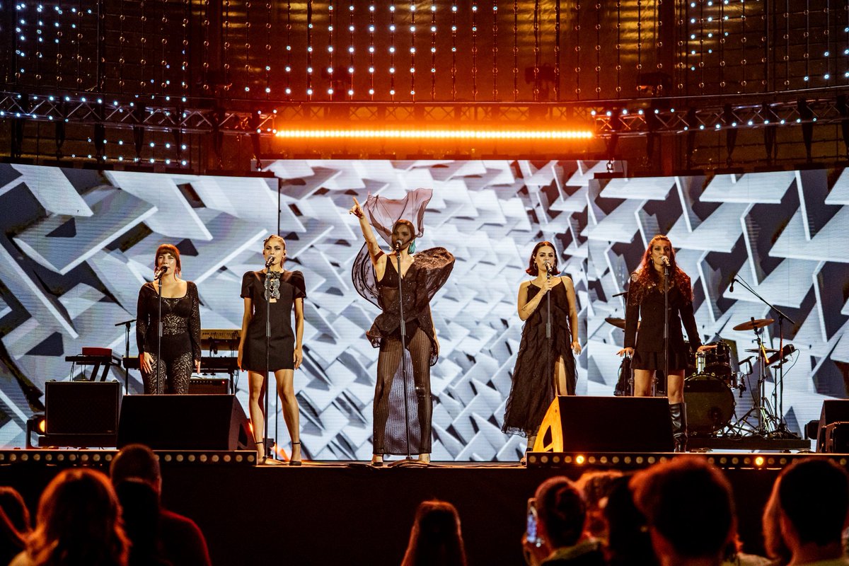 MUSIC AWARDS tweet media