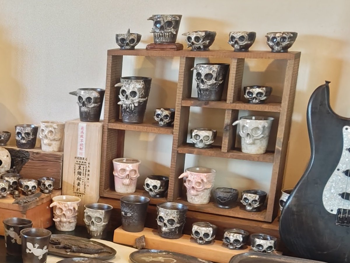 おはようございます☔
雨のため夢HIROBAテントは、おやすみになります🥲
三連休が……

ですが、今日から
木村拓也めぐみ作陶展！
木村拓也💀さんは、陶楽に在廊しております
嫁🐸もいるかも…
10時から４時までのオープンになります
よろしくお願いします

#ドクロカップ
#柴犬大好き #柴犬カップ