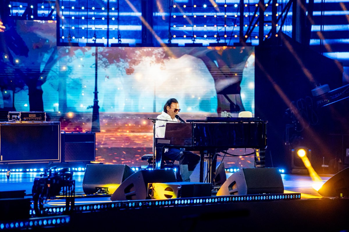 MUSIC AWARDS tweet media